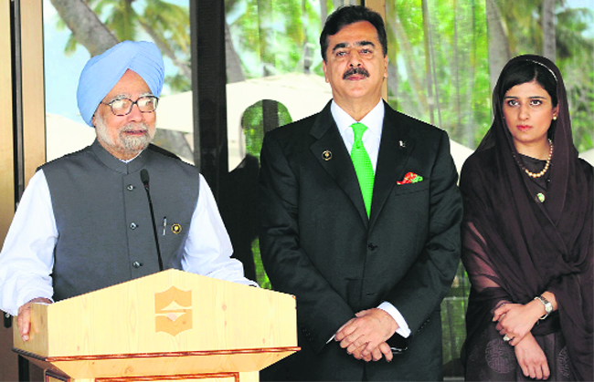 Bridging the trust gap: Prime Minister Dr Manmohan Singh with his Pakistani counterpart Yousaf Raza Gillani and Pakistan Foreign Minister Hina Rabbani Khar