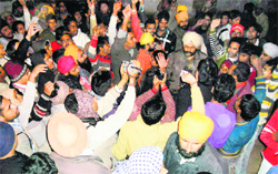 Residents of Gehri Mandi protest against the alleged death of a junk dealer in police custody outside Gehri mandi police chowki in Amritsar on Sunday