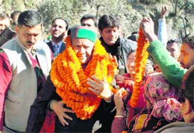 Former CM Virbhadra Singh being welcomed in Shimla on Sunday