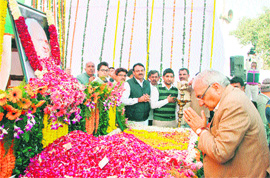Chief Minister Bhupinder Singh Hooda offers floral tributes to late Pandit Chiranji Lal on the occasion of Rasam Pagri on Sunday