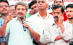 Team Anna member Arvind Kejriwal and Mayank Gandhi speak to mediapersons after looking at the arrangements made for Anna Hazares fast at the MMRDA grounds in Mumbai on Sunda