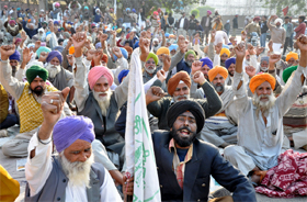 In support of their various demands, members of the BKU Ekta (Sidhupur) from Bathinda and Faridkot districts hold protest against the Chief Engineer (West Zone), PSPCL, outside his office in Bathinda on Monday. 