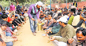 Residents of Khuda Ali Sher organise a langar as part of Jor Mela celebrations at the Sector 11-12-14-15 roundabout on Monday.