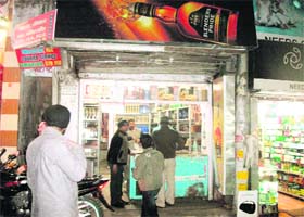 Liquor sale on at a vend even after stipulated time near Green Chowk in Mussoorie