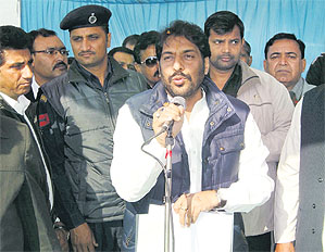 Minister for Local Urban Bodies and Home Gopal Kanda addresses villagers in Sirsa. Tribune photo
