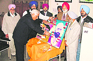 MM Vyas, chairman of Improvement Trust, pays tribute to Shaheed Udham Singh in Ludhiana, on Monday.