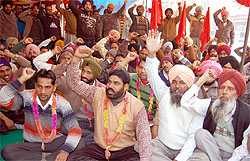 Unemployed linemen stage protest in Bathinda on Tuesday