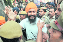 Jagtar Singh Hawara being taken away after an attack on him at the district courts in Chandigarh. 