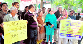 Members of the Peoples Forum hold a protest in support of Anna Hazare in Dehradun on Tuesday.