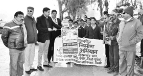 SP Abhisekh Dullar flags off Sarvasiksha Abhiyan schoolchildrens rally at Kullu on Tuesday.