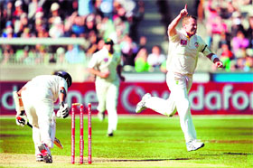 Peter Siddle (R) celebrates dismissing Sachin Tendulkar in the last over of the day in Melbourne on Tuesday. Tendulkar scored 73. 
