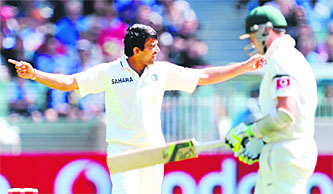 Zaheer Khan (L) celebrates after dismissing Peter Siddle in Melbourne on Tuesday.