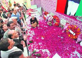 REMEMBERING BENAZIR: PPP activists pay tribute at the site where former PM Benazir Bhutto was assassinated, on her 4th death anniversary in Rawalpindi