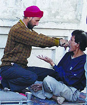 A roadside quack extracts teeth of a man in Amritsar. Photo: Sameer Sehgal
