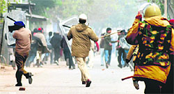Policemen chase a mob after protests erupted following Khuspreets murder at Burail in Sector 45, Chandigarh
