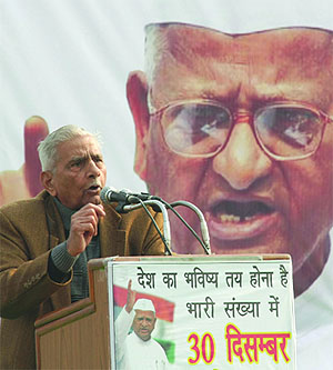 Shanti Bhushan, member of the Anna Hazare team, addressing the crowd during the agitation. 