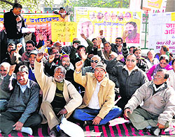 Members of the Peoples Forum hold a dharna in support of Anna Hazare in Dehradun on Wednesday