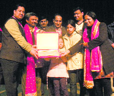 Rakesh Vishwakarma (second from L) being feted. Photo by writer