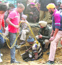 A seven-year-old child died after slipping into an open manhole. A MC sewer man tries to locate the child in Ludhiana. 