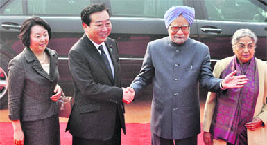 Prime Minister Dr Manmohan Singh and his wife Gursharan Kaur pose with Japanese PM Yoshihiko Noda and his wife Hitomi Noda at the Rashtrapati Bhawan in New Delhi on Wednesday. 