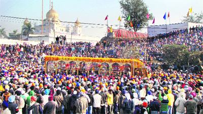 Devotees take part in the Palki procession at the Shaheedi Jor Mela in Fatehgarh Sahib.
