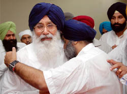 A grief-stricken Prakash Singh Badal, chief minister, Punjab, is consoled by his son Sukhbir Singh Badal, after the demise of his wife Surinder Kaur Badal. 