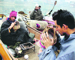 Fishermen warm themselves with Kangri.