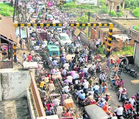 Long queues of vehicles at the Devi Talab level crossing in Jalandhar
