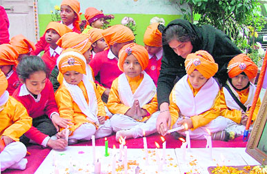 Children celebrate Gurpurb at Kiddies Paradise School in Ludhiana. 