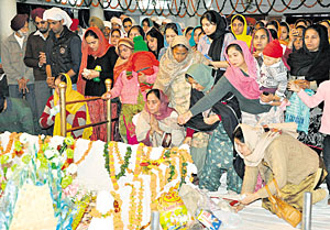 Devotees pay obeisance on the birth anniversary of Guru Gobind Singh at the gurdwara in Sector 34 of Chandigarh on Saturday.