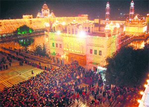 Thousands of devotees pay obeisance at the Golden Temple in Amritsar in the wee hours on Sunday.