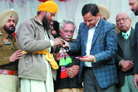 District and Sessions Judge, SK Aggarwal, appreciating an artefact made by the Central Jail inmates