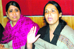 Abducted traders wife Satinder Kaur addresses mediapersons in Amritsar on Monday. 