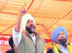Manpreet Badal addresses a rally in favour of DS Bhatti (R), in Fatehgarh Sahib on Tuesday.
