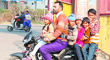Six-seater bike Flouting traffic rules, this man rides a motorcycle with five children in Amritsar. 