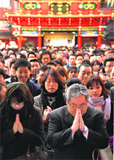 Japanese businessmen and women pray for a good business year as worshippers gather at the Kanda shrine in Tokyo on Wednesday, the first business day after the New Year holiday. Tokyo stocks rose 1.16% on Jan 4 morning, starting the new year in an upbeat mood on better-than-expected economic data globally.