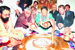 Chief Minister BC Khanduri performs rituals at Daksh Mahadev Temple along with Cabinet colleagues Prakash Pant and Madan Kaushik prior to the election campaign in Haridwar.