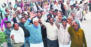  Labourers who had worked under MNREGA , led by Ram Pal Majra, MLA, stage a protest at Kaithal. 
