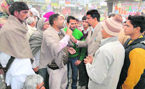 Farmers argue with officials of the Agriculture Department over the supply of spurious seeds at Ratia. 