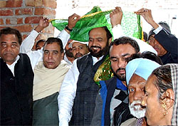 Congress candidate Harminder Singh Jassi pays obeisance at Sheikh Abu Raja Baba Hajiratan Dargah before starting his election campaign in Bathinda on Saturday