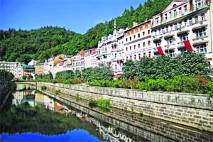 Most visitors are enchanted by the picturesque panorama of Karlovy Varys city centre. With the river snaking right in the centre and ornate buildings dotting the sides, everything speaks of a grand past