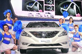 Hondas newly launched Sonata model at the ongoing Auto Expo 2012 in New Delhi on Sunday. The worlds leading automakers are present at the show, eyeing a market that has slowed down sharply but remains a hotspot. 