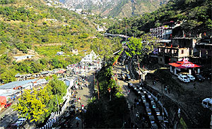 Pilgrims witnessed the seasons first heavy snowfall at the Mata Vaishno Devi shrine at Katra on Sunday
