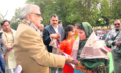 Chief Minister Bhupinder Singh Hooda honours a war widow at the Panipat