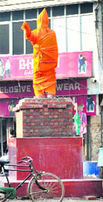 Patiala: The statue of Sardara Singh Kohli, grandfather of Patiala Mayor Ajit Pal Singh Kohli, was today covered with a cloth after The Tribune highlighted that it was a violation of the model code of conduct.