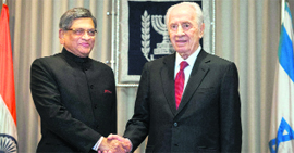 Foreign Minister SM Krishna with Israeli President Shimon Peres during their meeting at the Presidents residence in Jerusalem on Monday.