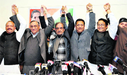 Jaspal Rana (right) with senior state Congress leaders in Dehradun