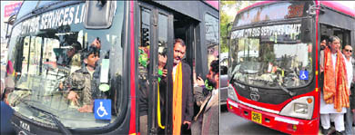 BJP candidate Parveen Bansal and (right) Congress candidate Rakesh Pandey alight from buses to file their nomination papers at the Mini Secretariat in Ludhiana on Tuesday