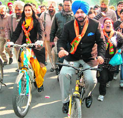 Accompanied by her husband MP Navjot Sidhu, Dr Navjot Kaur on her way to file nominations for Amritsar (East)
