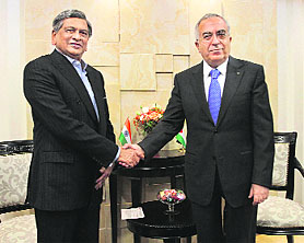 Foreign Minister SM Krishna (L) shakes hands with Palestinian PM Salam Fayyad in Ramallah on Wednesday.